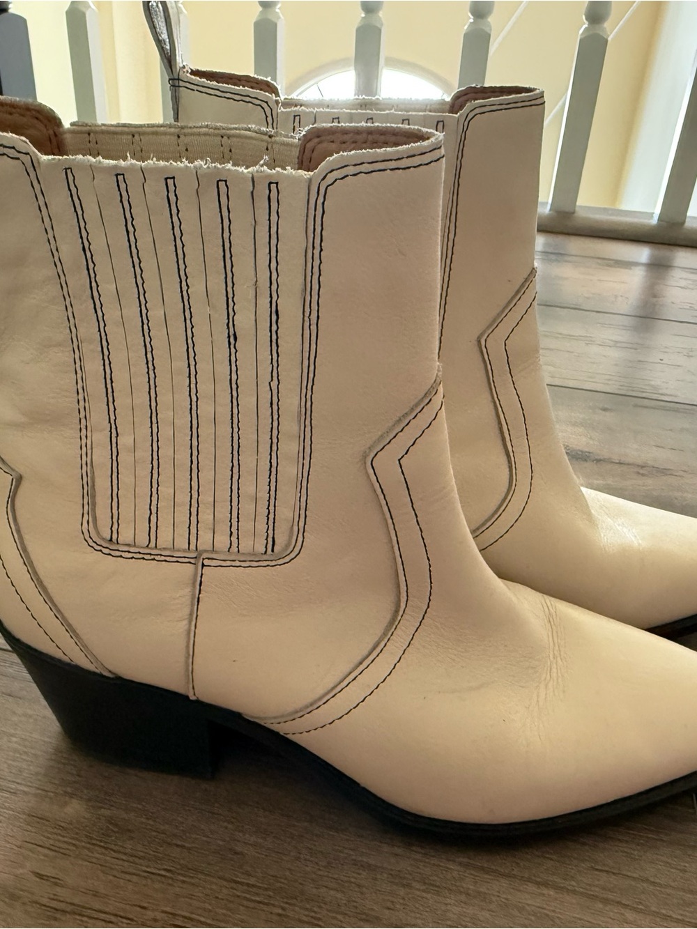 Crown Vintage Women’s White Western Ankle Boots - size 10